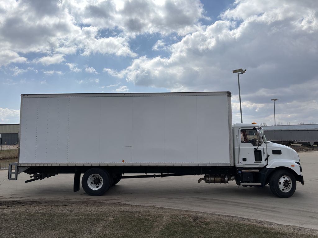 Slide images of 2021 MACK MD642