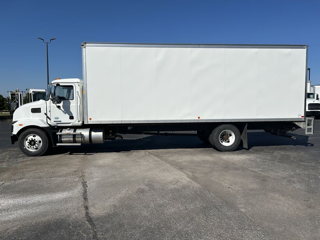 Slide images of 2021 MACK MD642