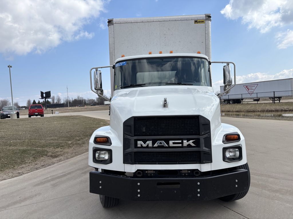 Slide images of 2021 MACK MD642