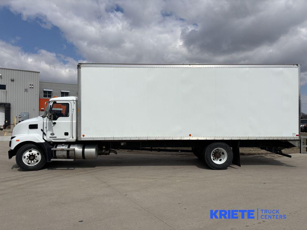 GLACIER WHITE 2021 MACK MD642