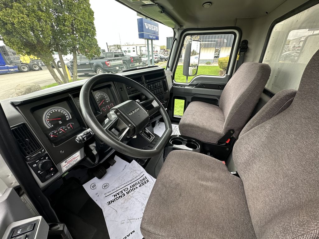 Slide images of 2022 MACK MD642