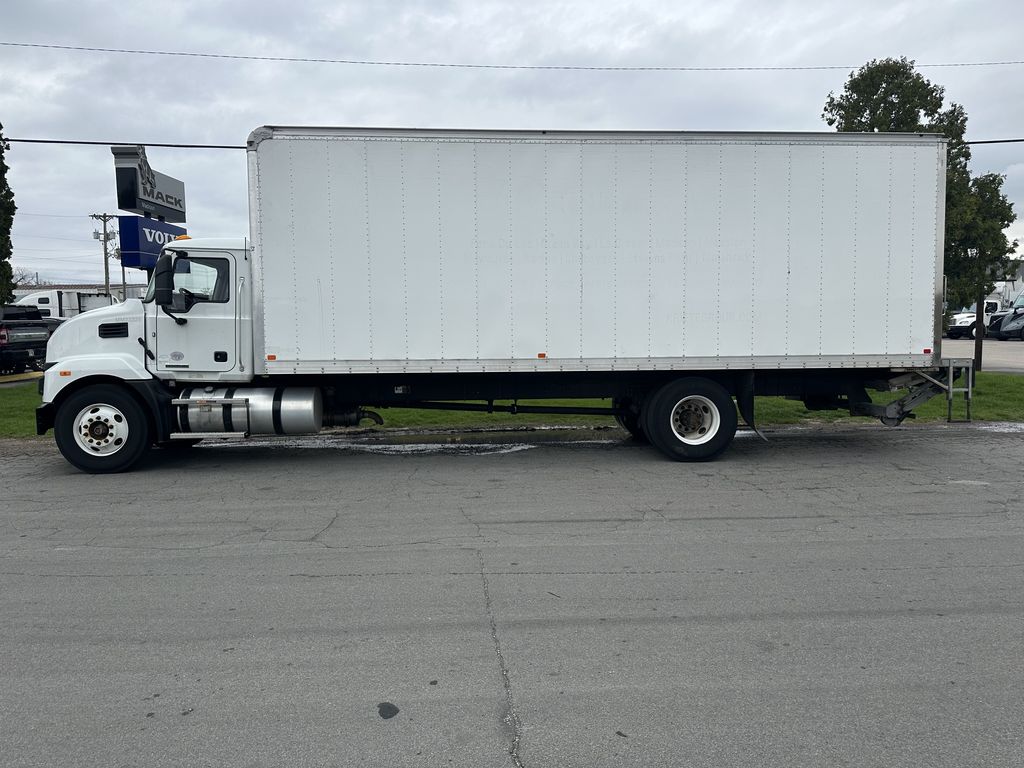 Slide images of 2022 MACK MD642