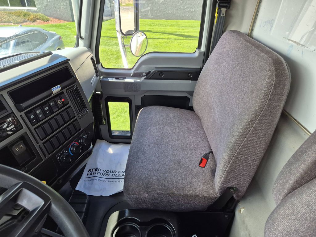 Slide images of 2021 MACK MD642