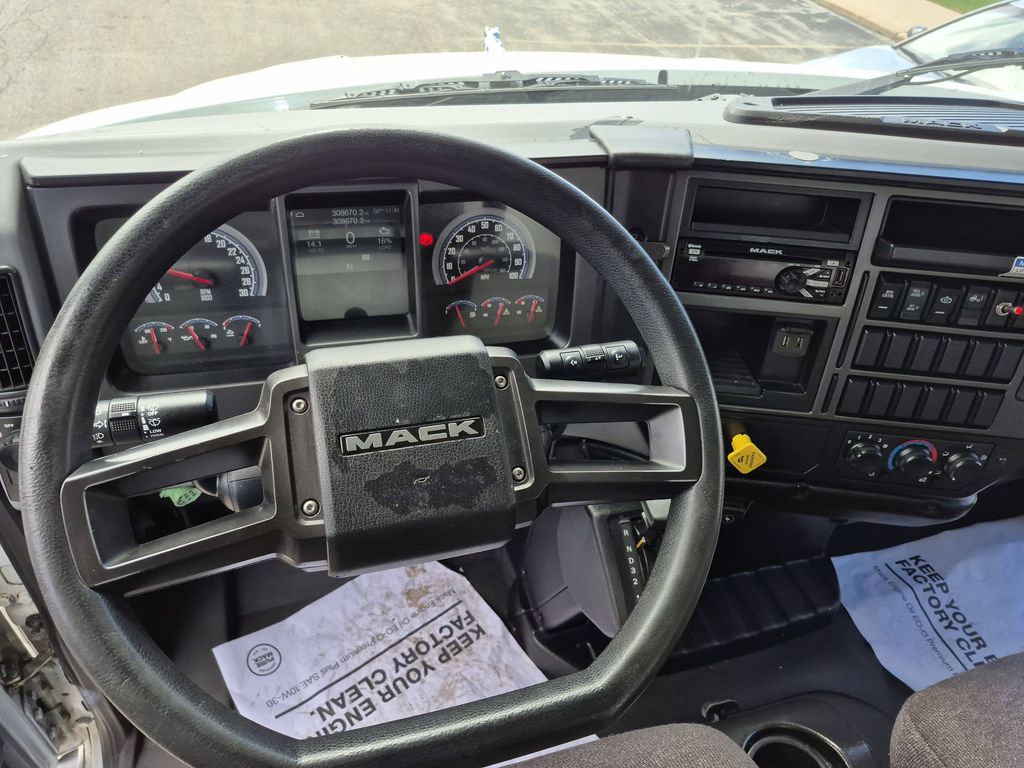Slide images of 2021 MACK MD642
