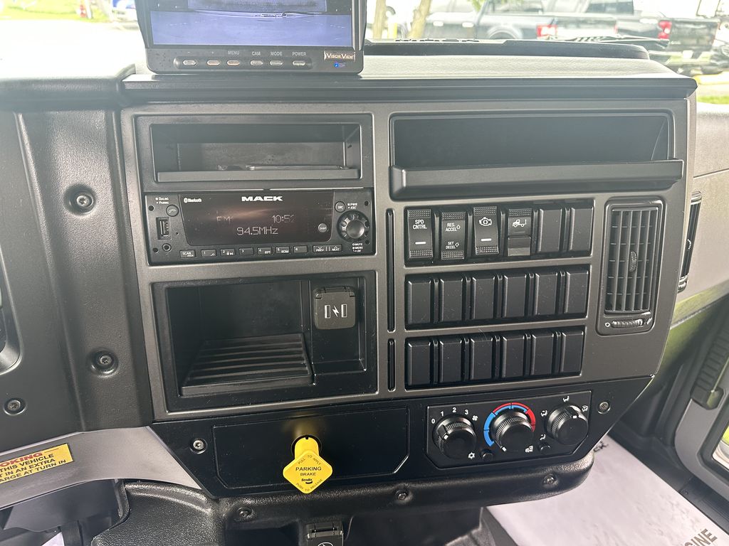 Slide images of 2022 MACK MD642