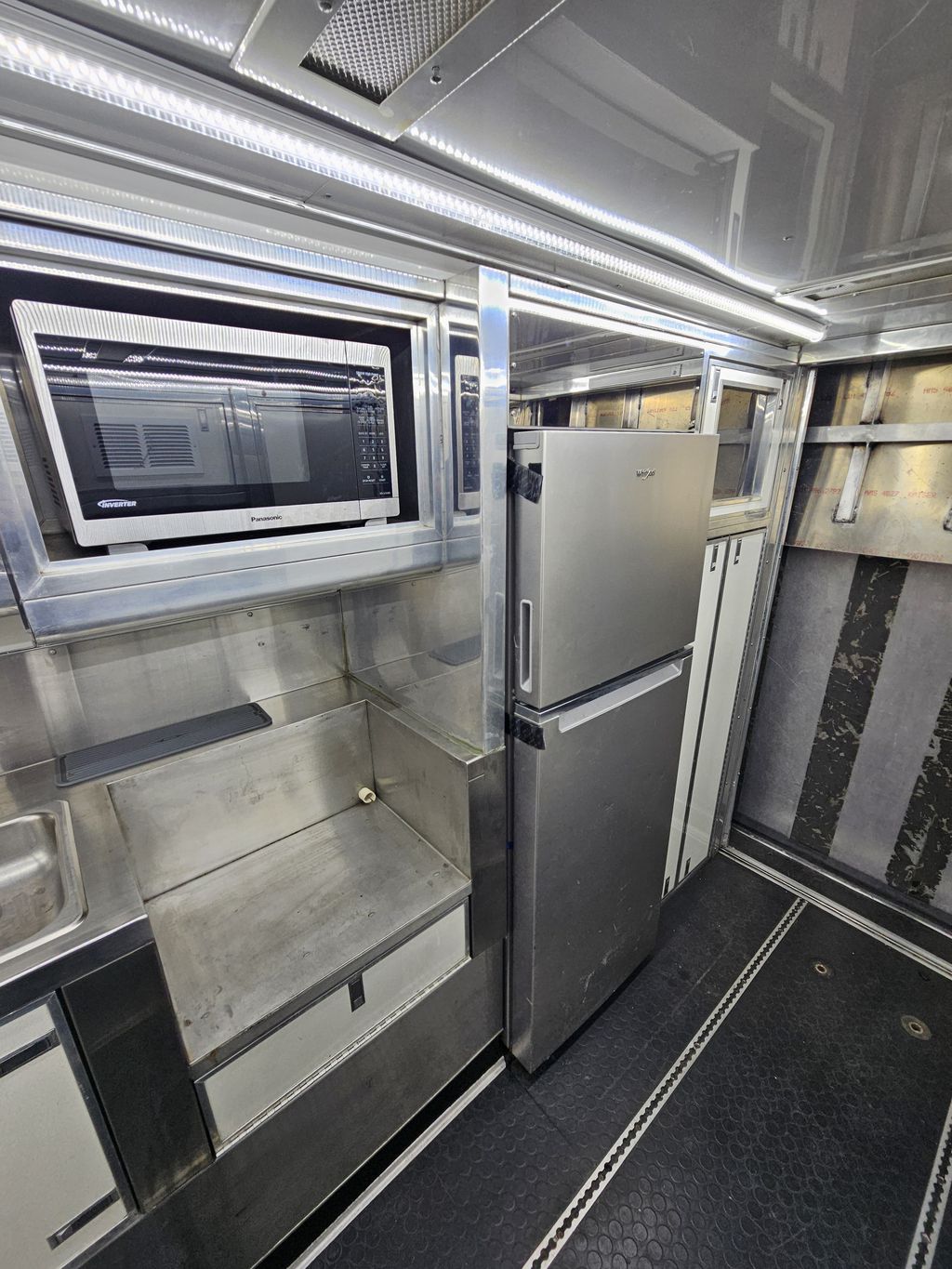 Slide images of CHAMPION TRAILER CO 2002 CUSTOM