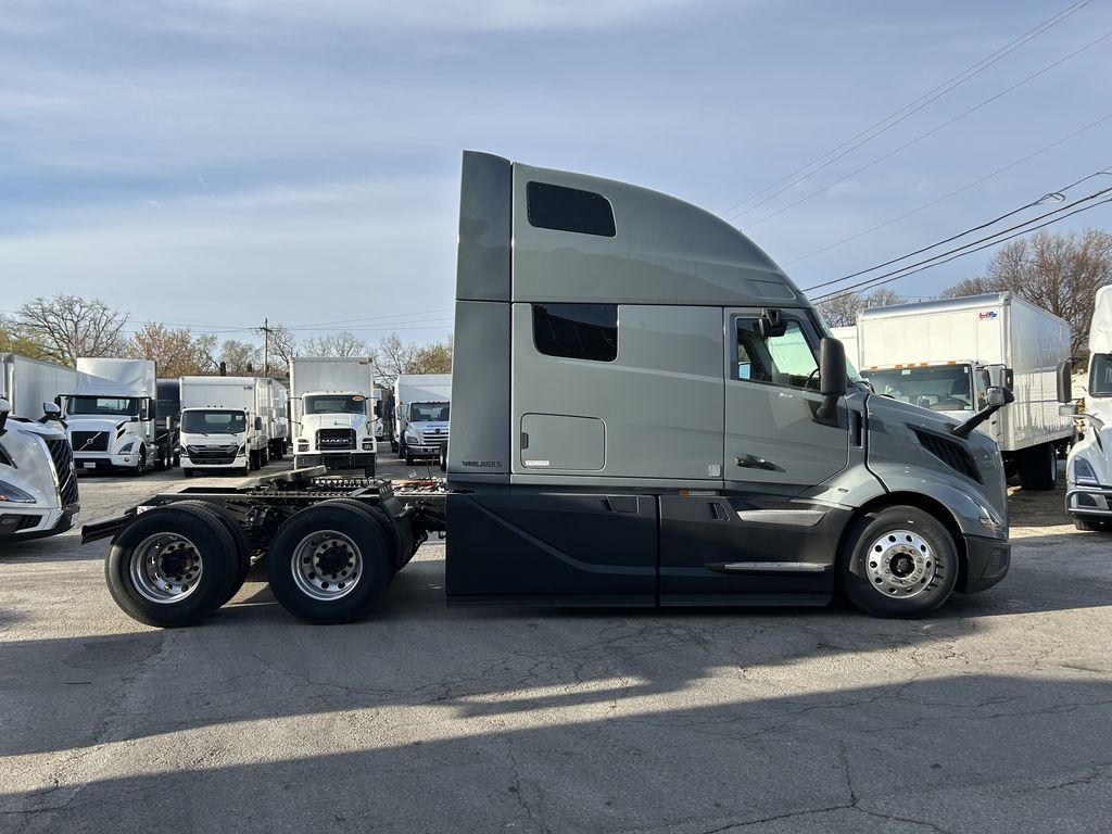 Slide images of 2026 VOLVO VNL64T860