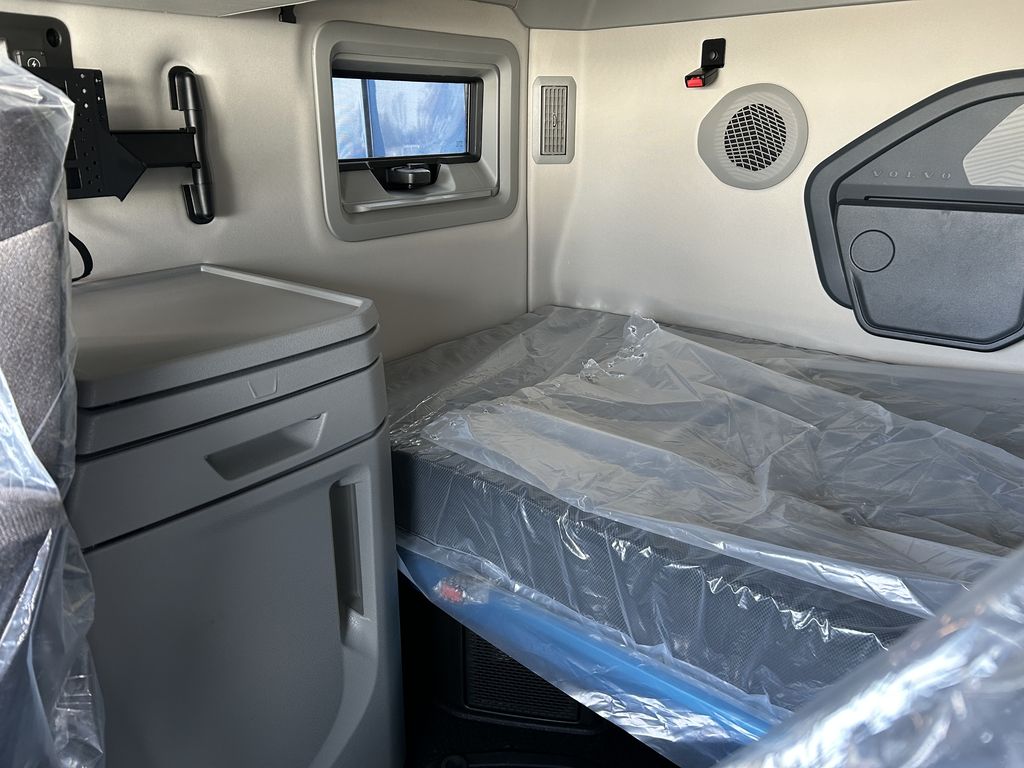 Slide images of 2026 VOLVO VNL64T860