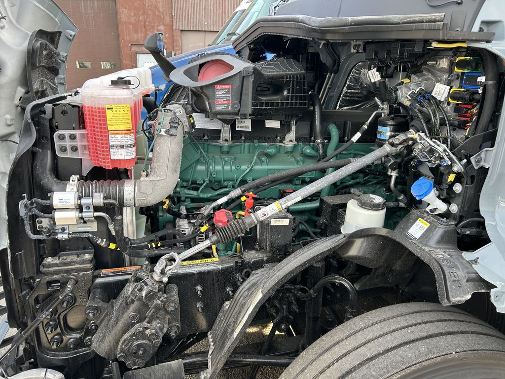 Slide images of 2026 VOLVO VNL64T860