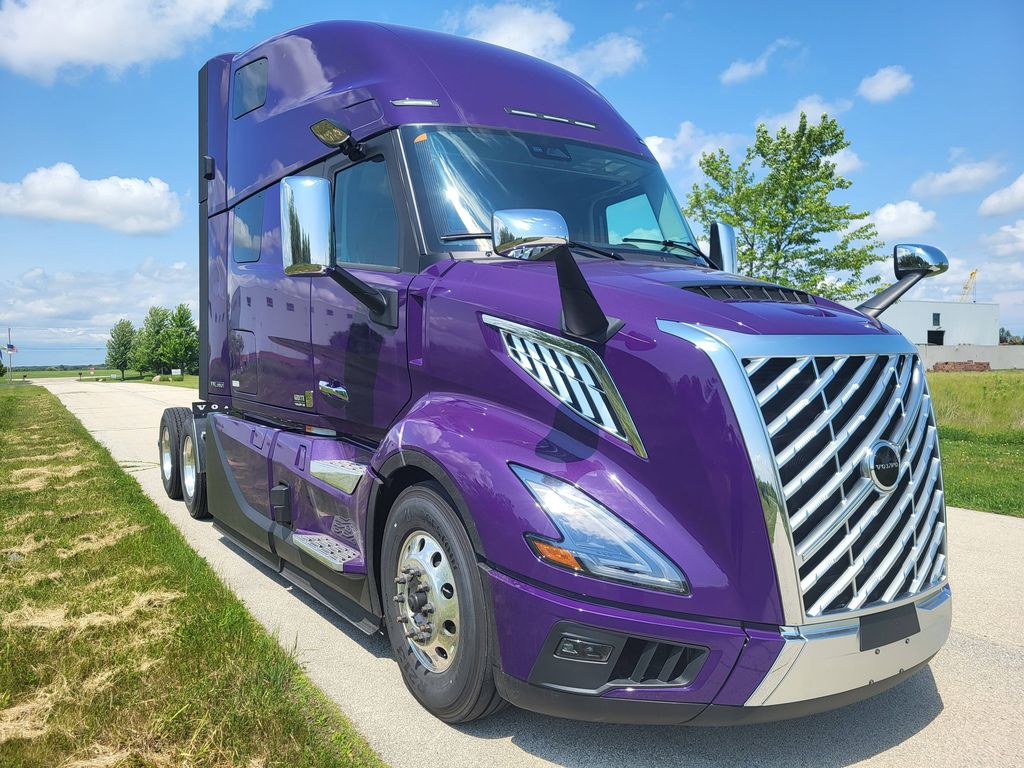 Slide images of 2025 VOLVO VNL64T860