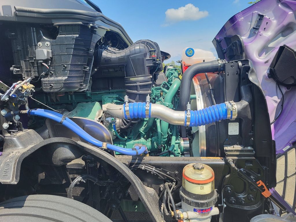 Slide images of 2025 VOLVO VNL64T860