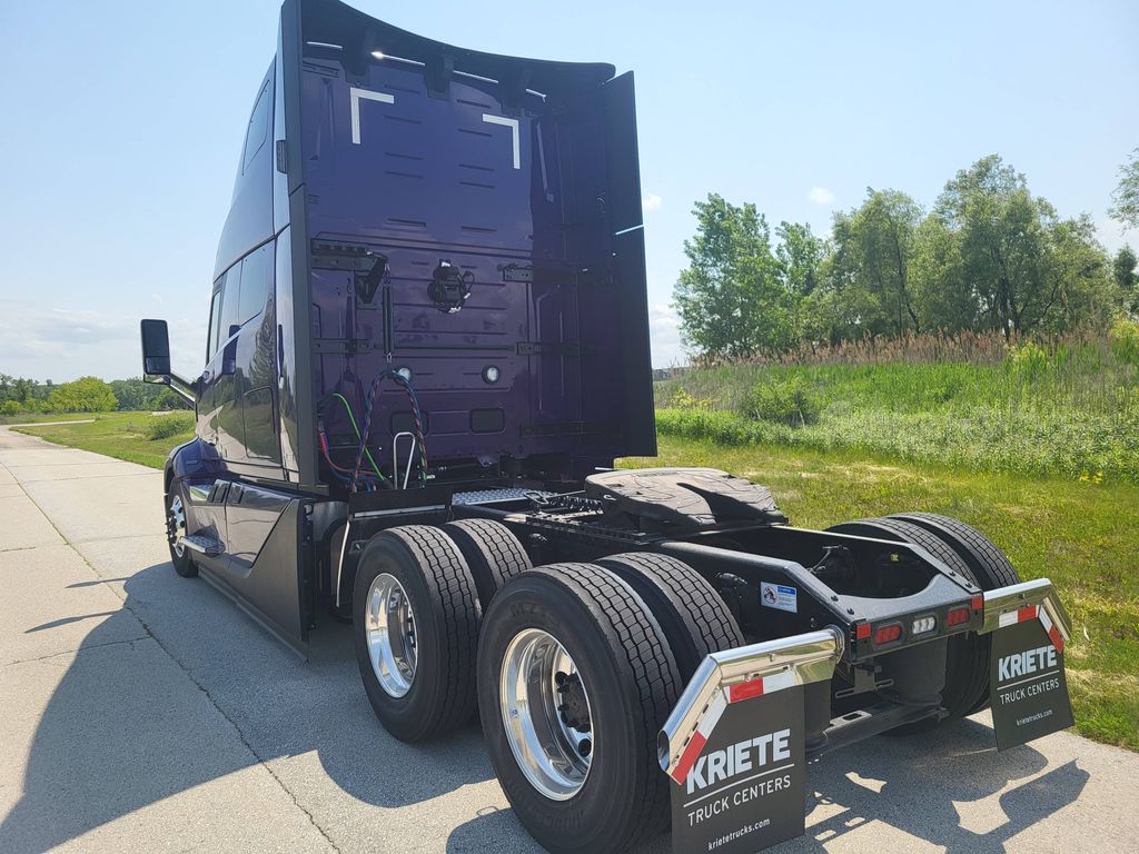 Slide images of 2025 VOLVO VNL64T860