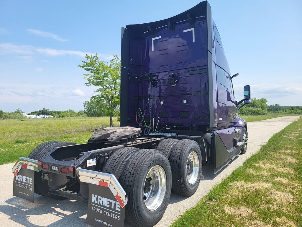 Slide images of 2025 VOLVO VNL64T860