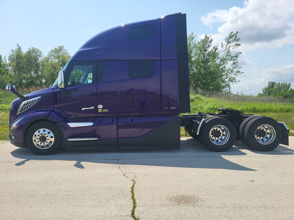 Slide images of 2025 VOLVO VNL64T860