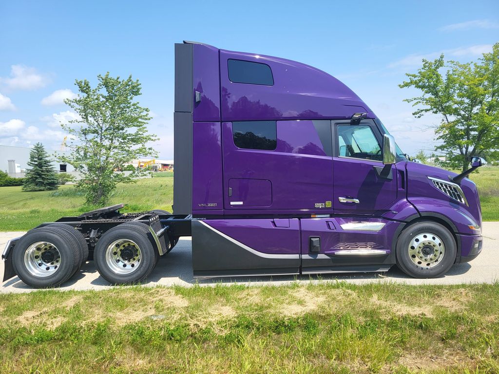 Slide images of 2025 VOLVO VNL64T860