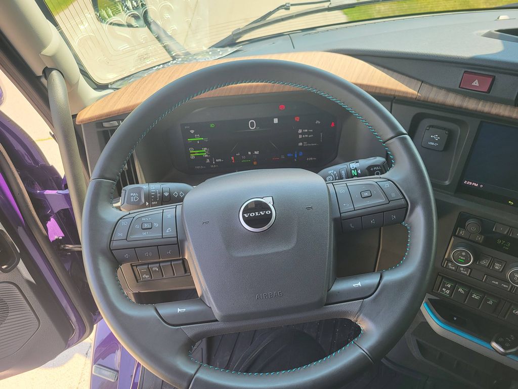 Slide images of 2025 VOLVO VNL64T860