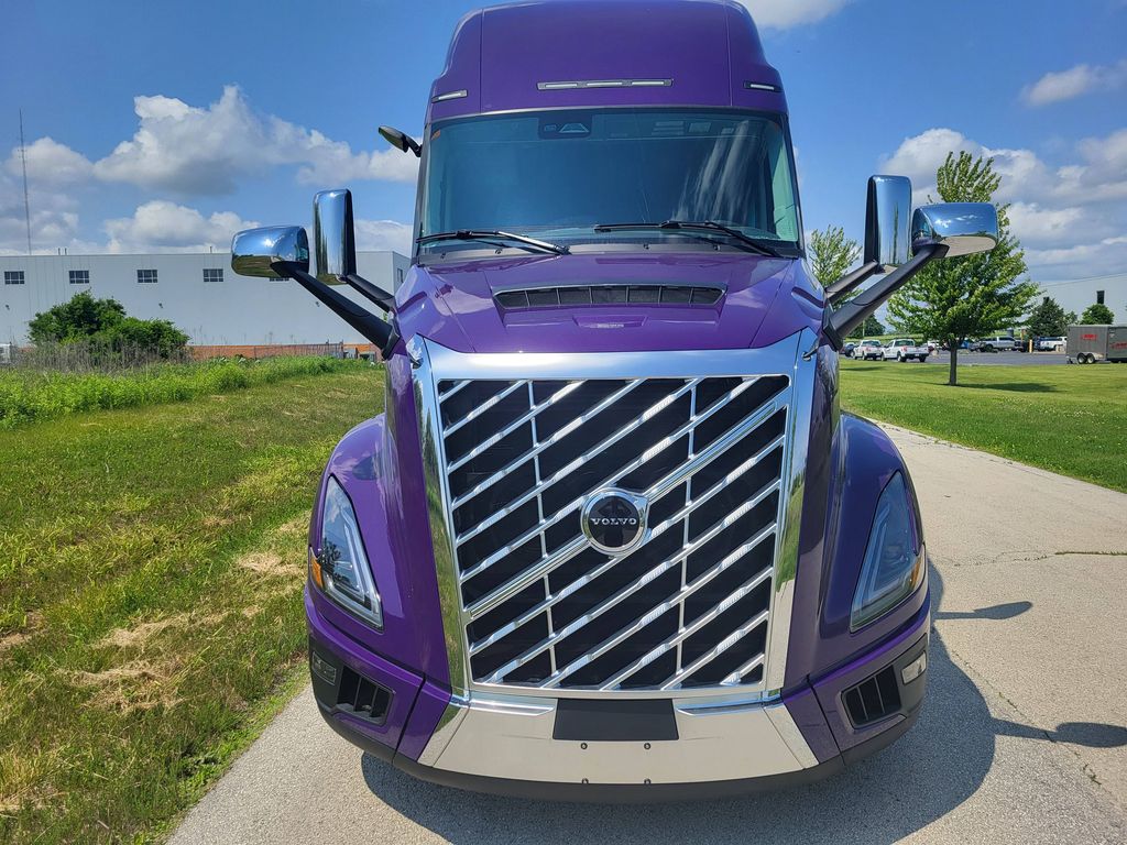 Slide images of 2025 VOLVO VNL64T860