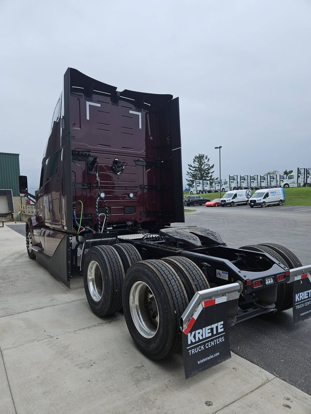 Slide images of 2025 VOLVO VNL64T860