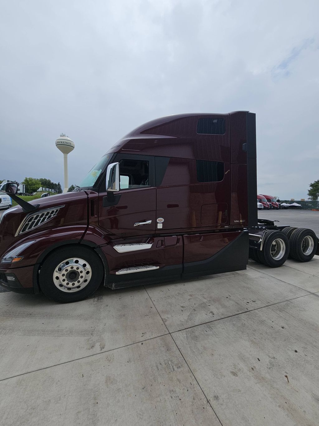 Slide images of 2025 VOLVO VNL64T860