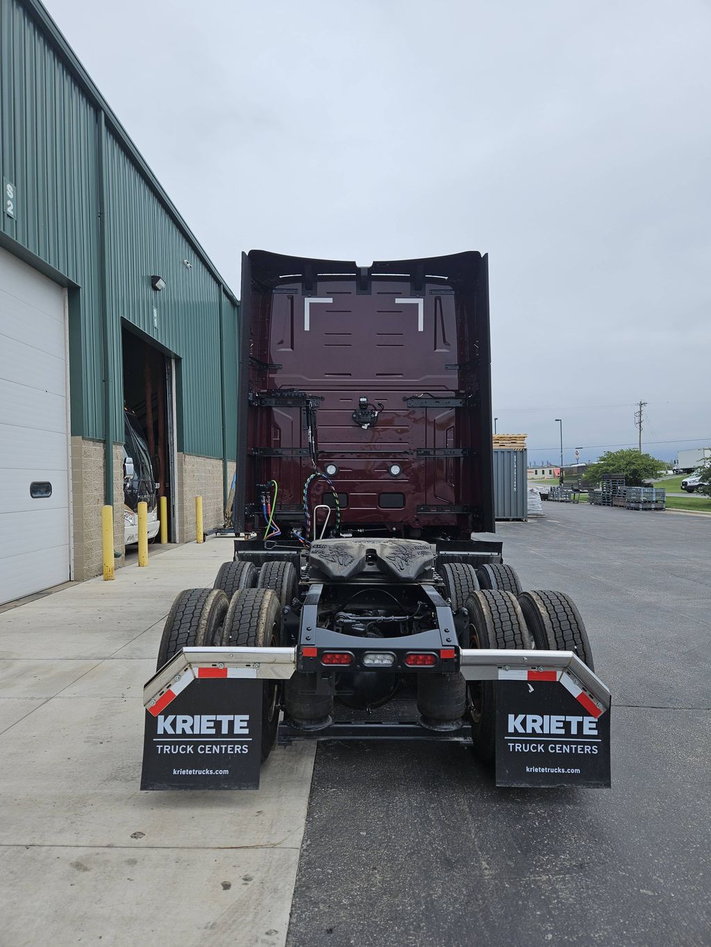 Slide images of 2025 VOLVO VNL64T860