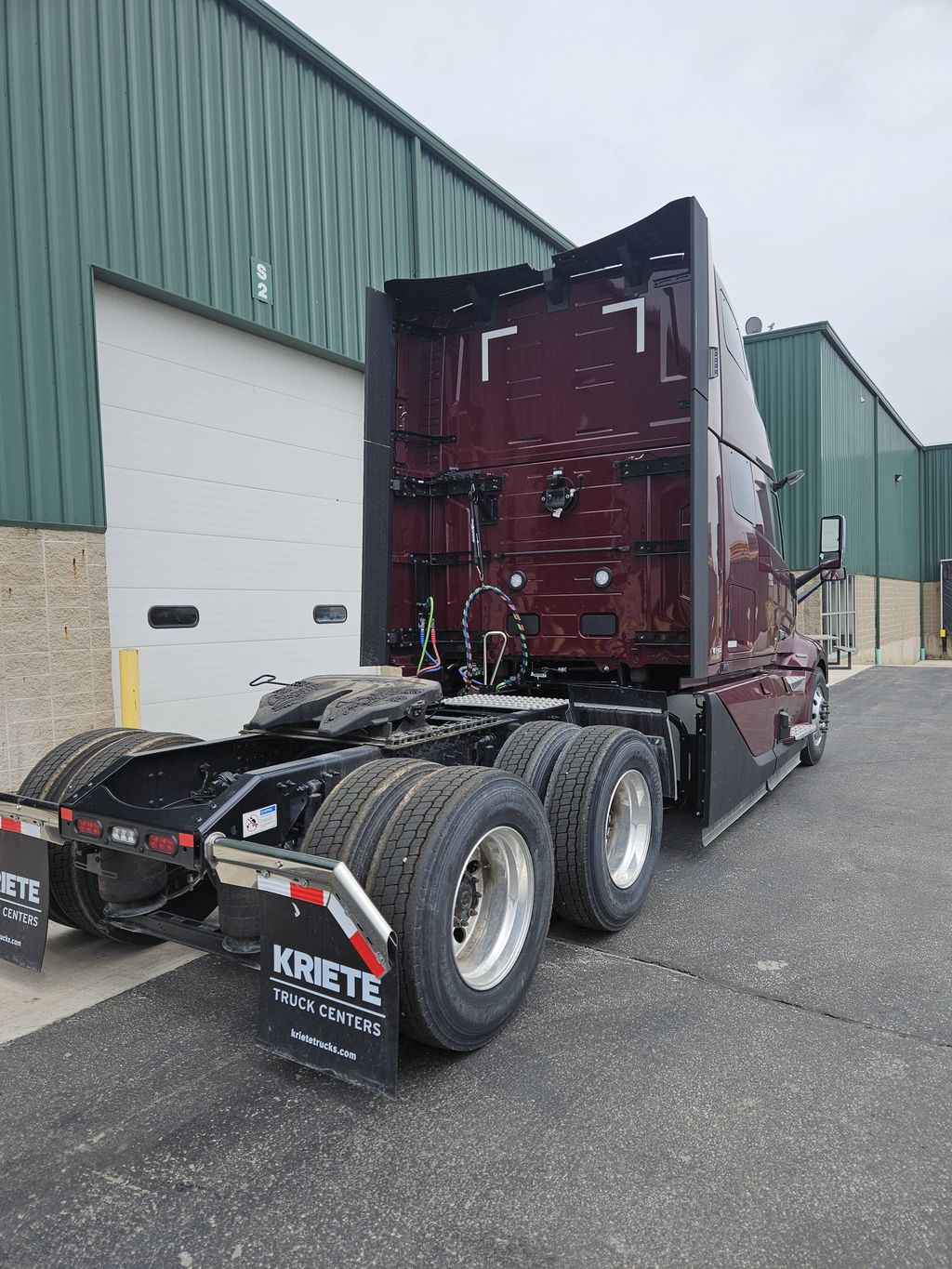 Slide images of 2025 VOLVO VNL64T860