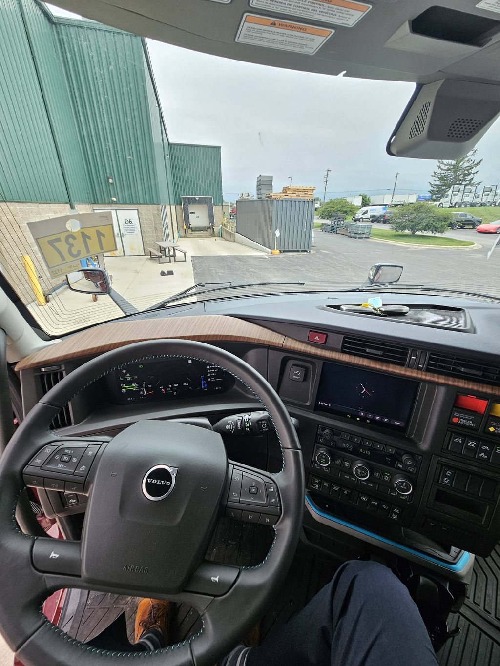 Slide images of 2025 VOLVO VNL64T860