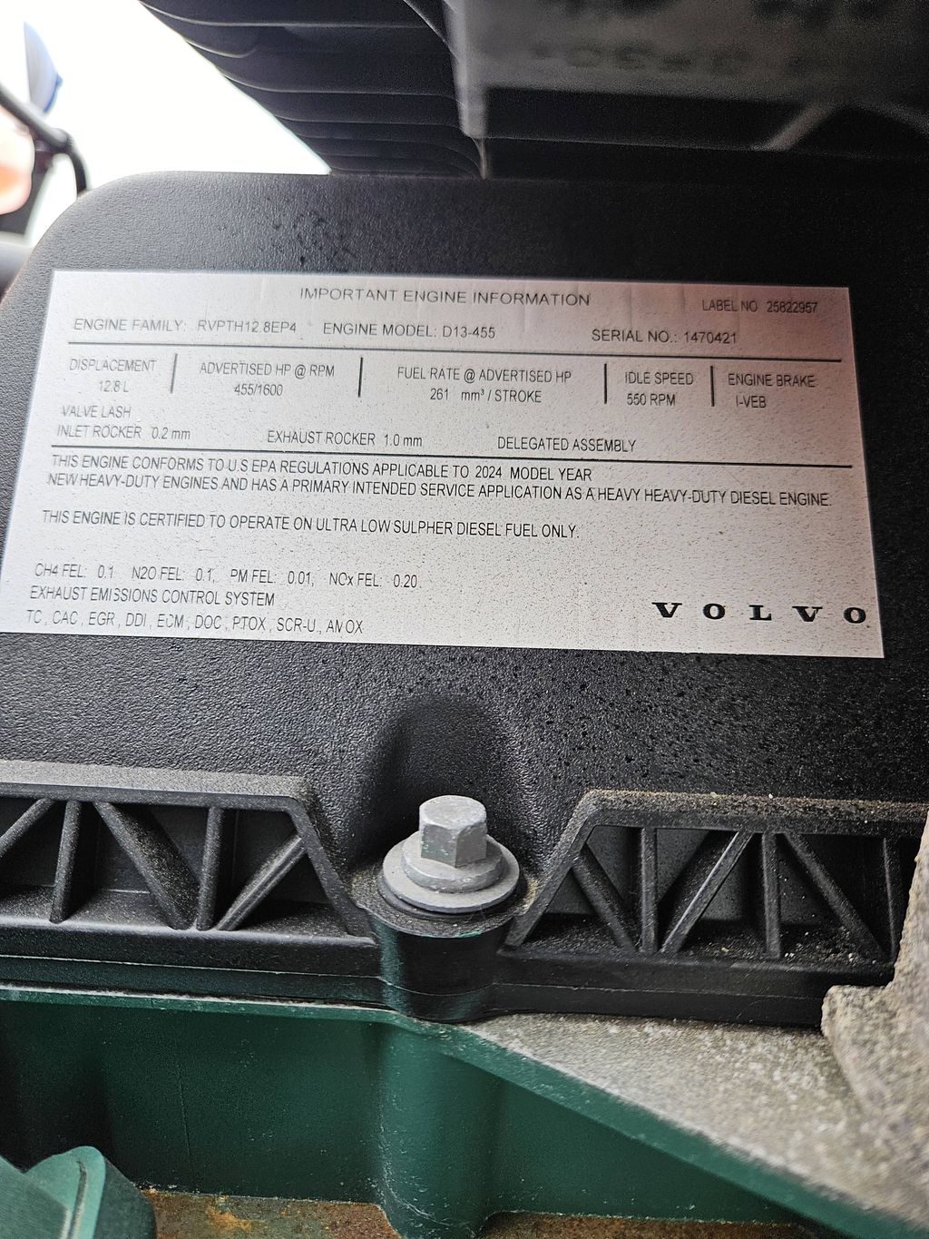 Slide images of 2025 VOLVO VNL64T860