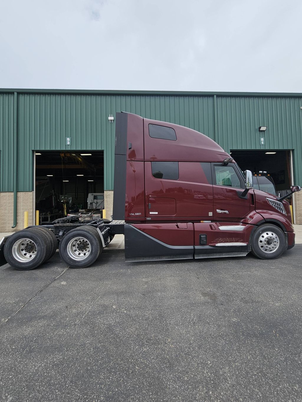 Slide images of 2025 VOLVO VNL64T860