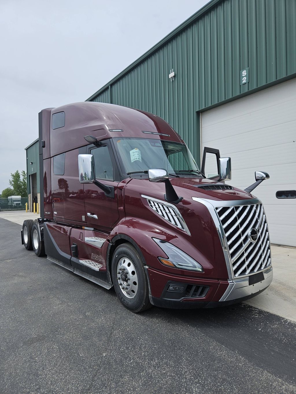Slide images of 2025 VOLVO VNL64T860