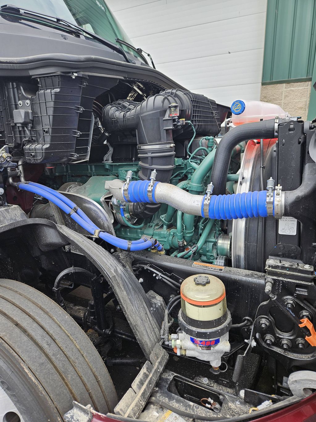 Slide images of 2025 VOLVO VNL64T860