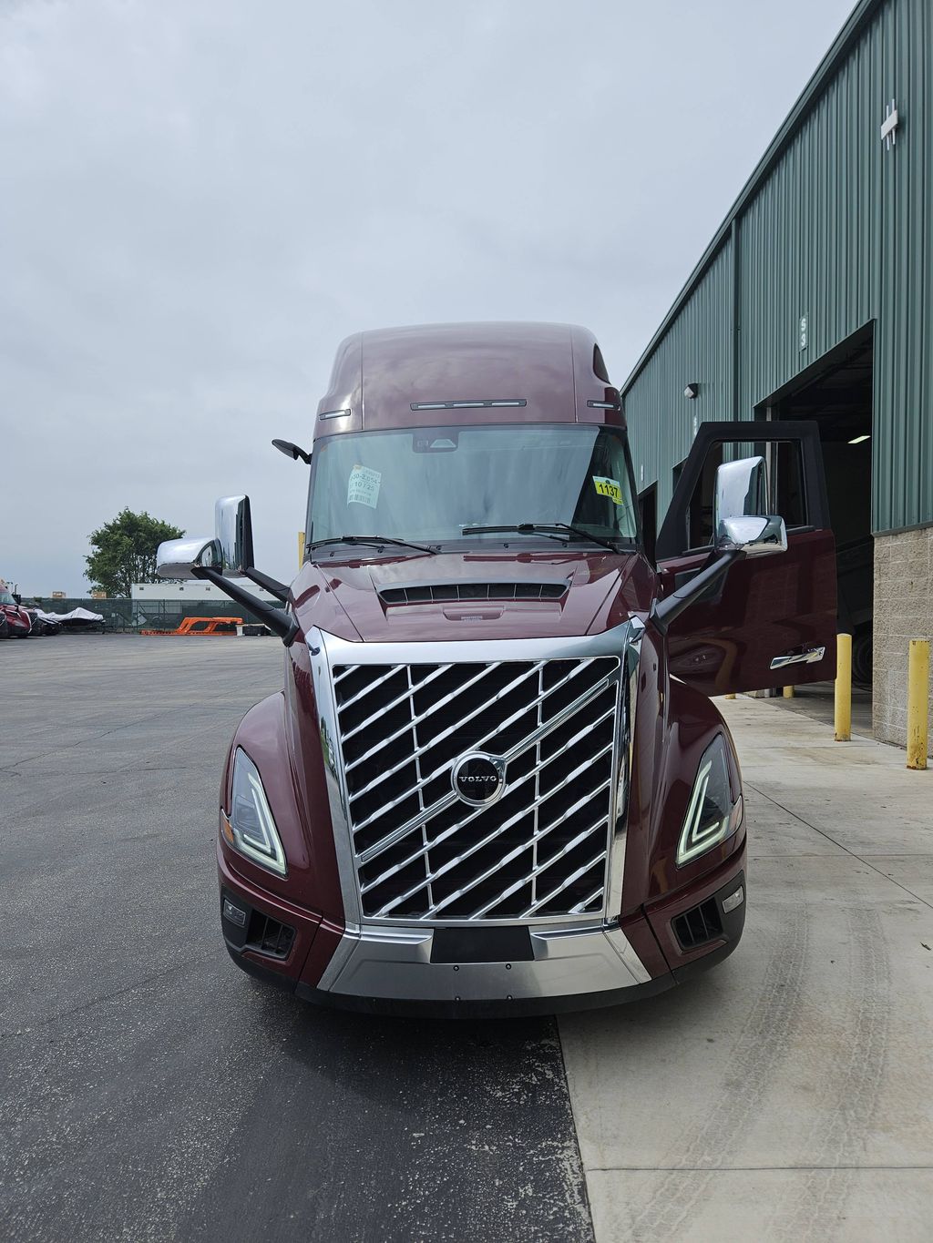 Slide images of 2025 VOLVO VNL64T860