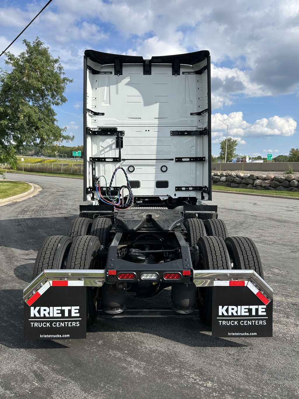 Slide images of 2025 VOLVO VNL64T860