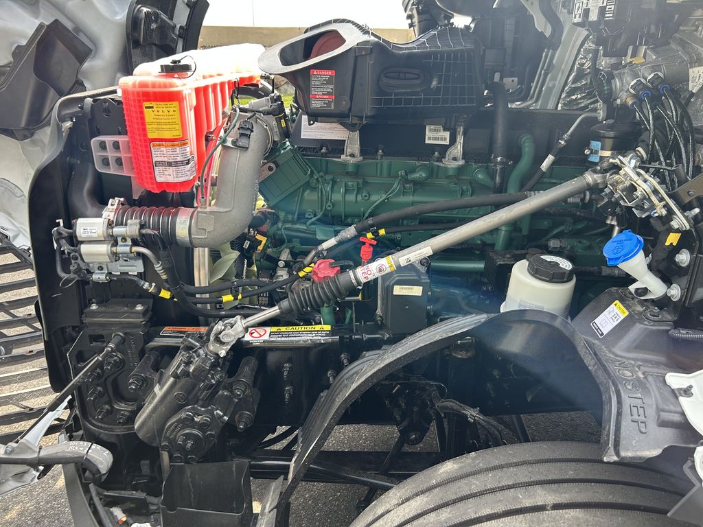 Slide images of 2025 VOLVO VNL64T860