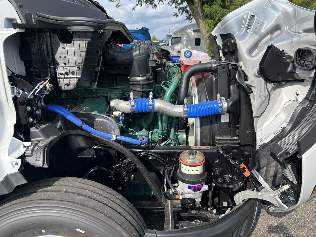 Slide images of 2025 VOLVO VNL64T860
