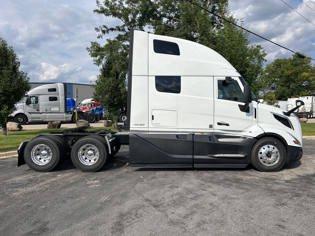 Slide images of 2025 VOLVO VNL64T860