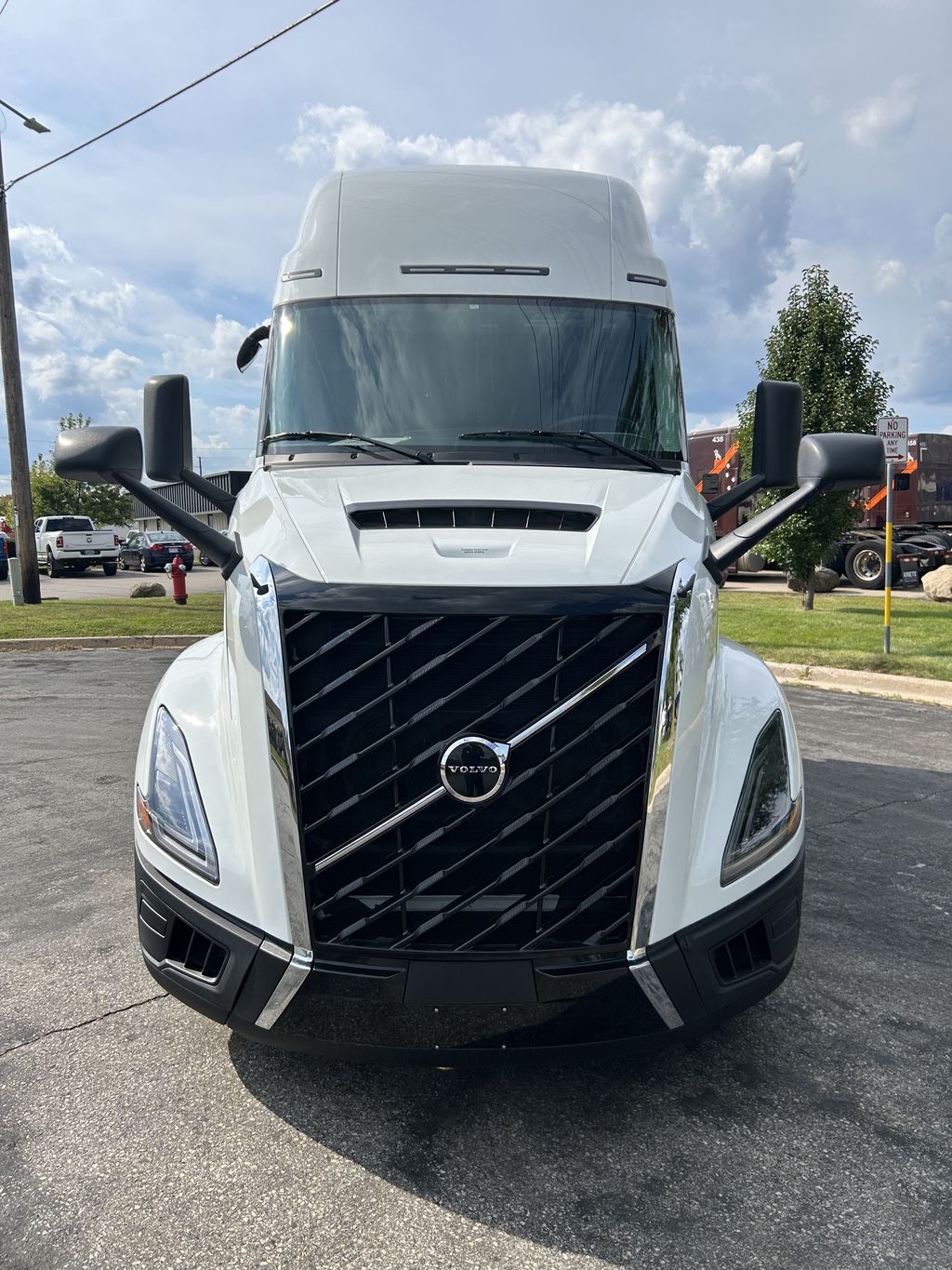 Slide images of 2025 VOLVO VNL64T860