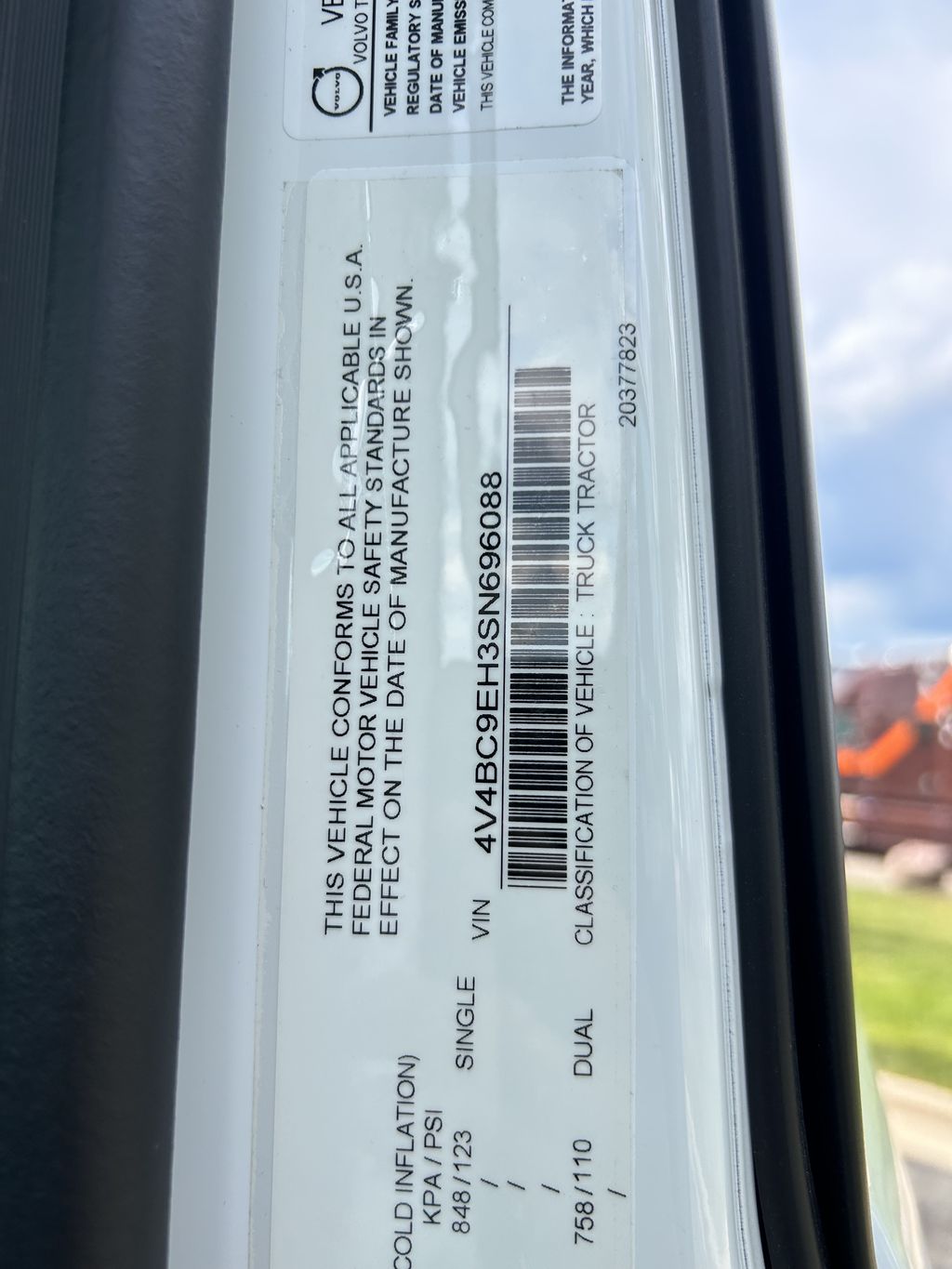Slide images of 2025 VOLVO VNL64T860