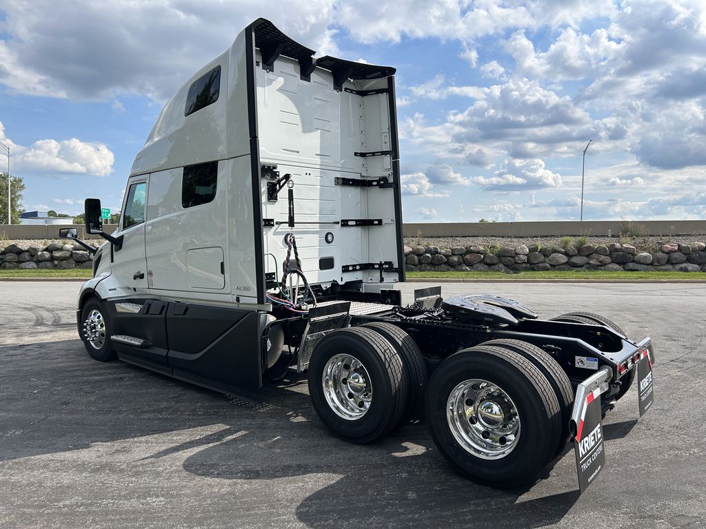 Slide images of 2025 VOLVO VNL64T860
