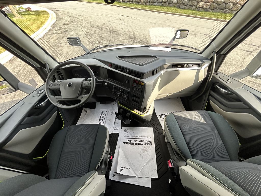 Slide images of 2025 VOLVO VNL64T860