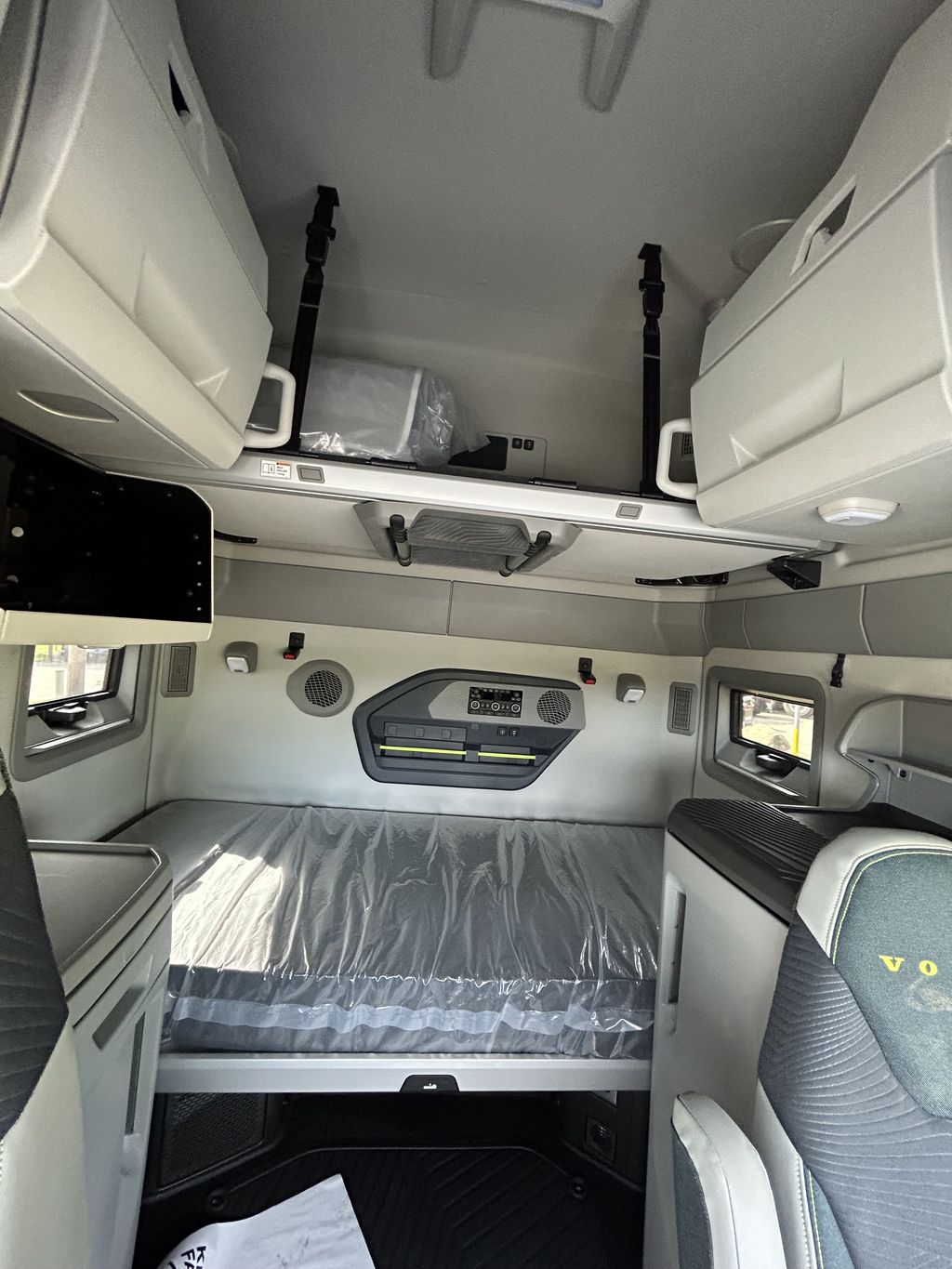 Slide images of 2025 VOLVO VNL64T860