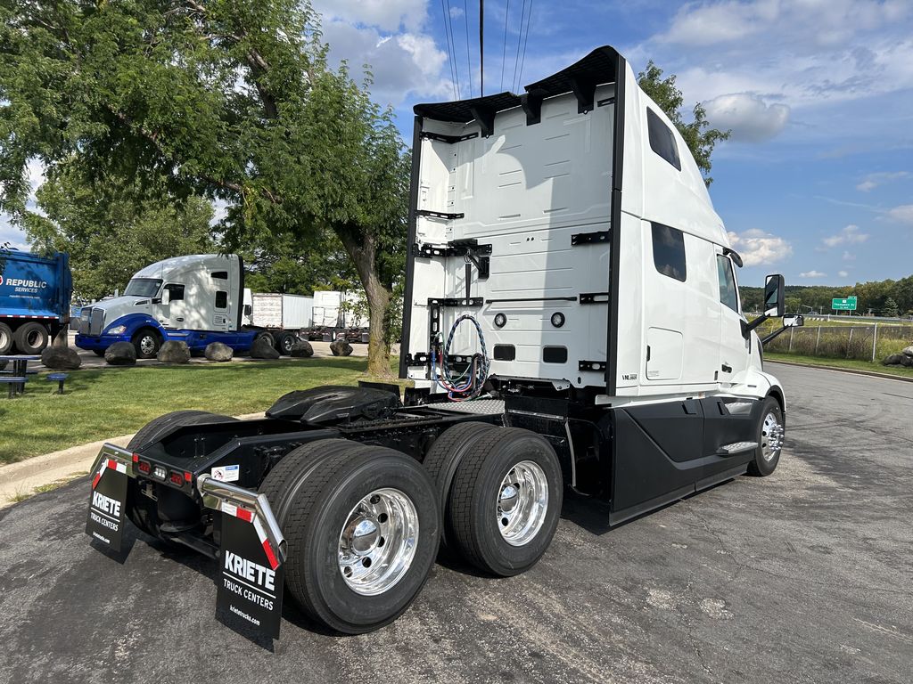 Slide images of 2025 VOLVO VNL64T860