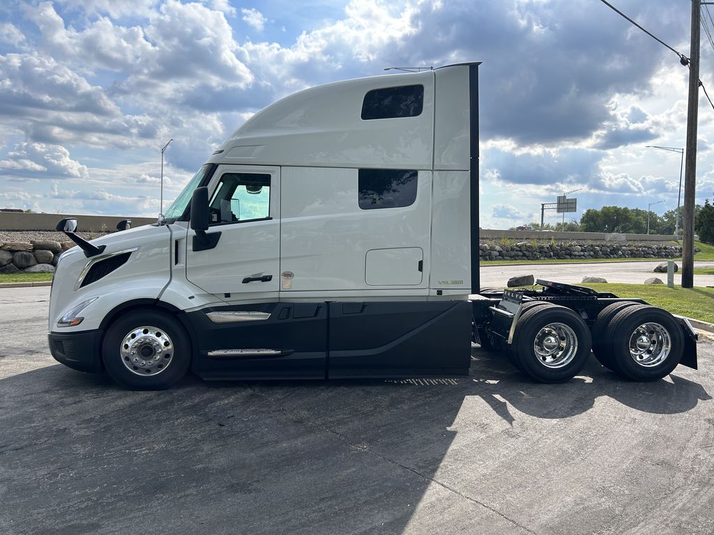 Slide images of 2025 VOLVO VNL64T860