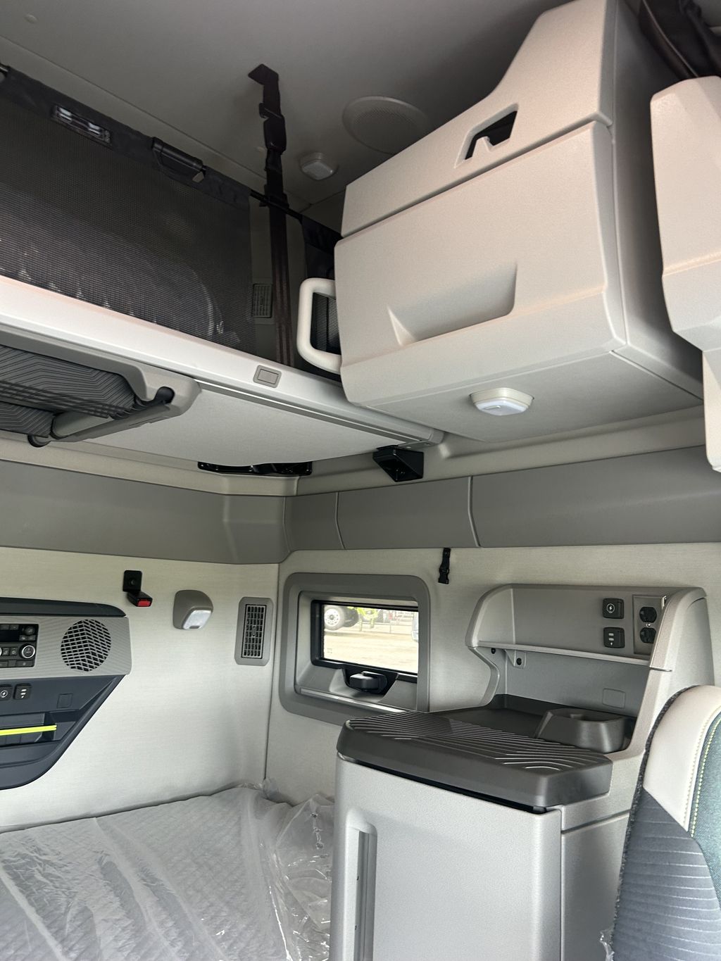 Slide images of 2025 VOLVO VNL64T860