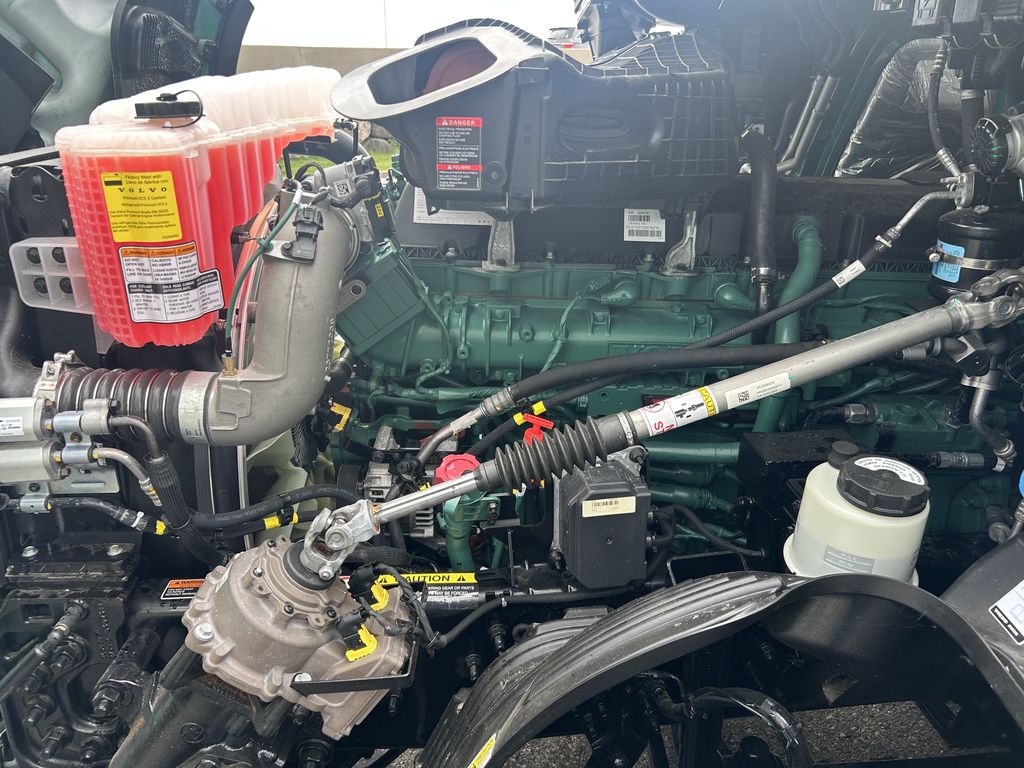 Slide images of 2025 VOLVO VNL64T860