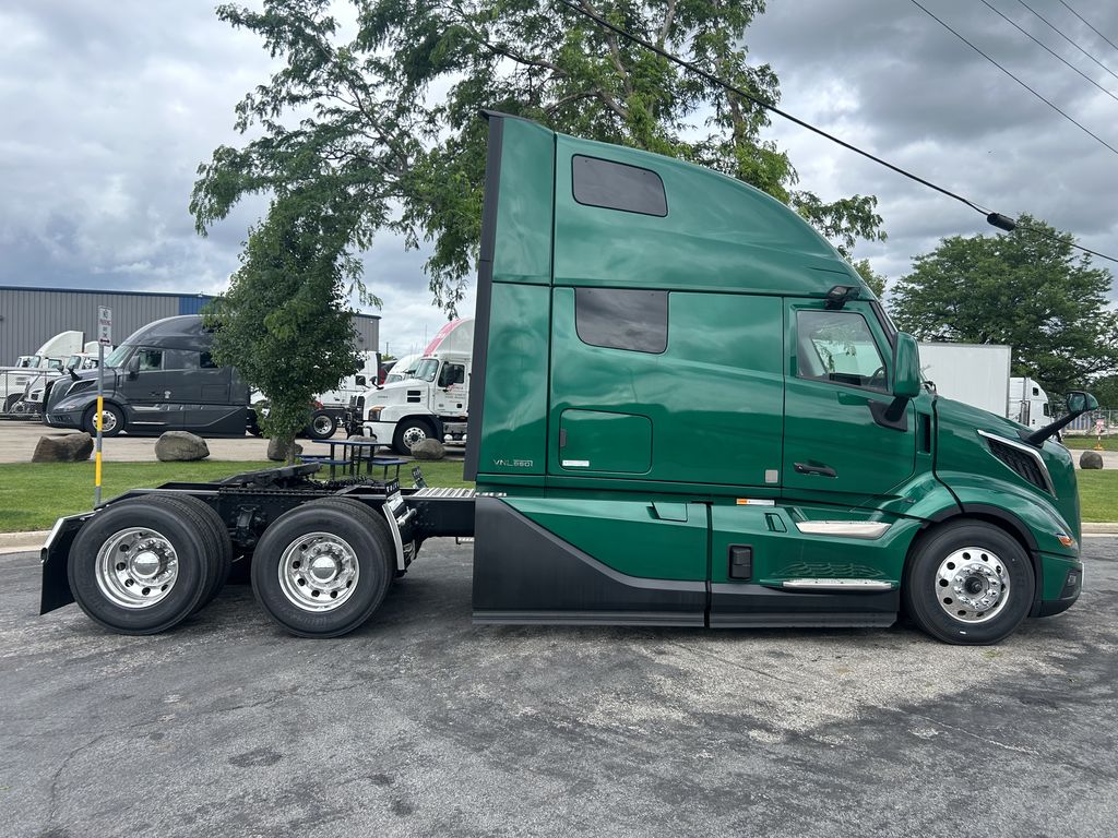 Slide images of 2025 VOLVO VNL64T860