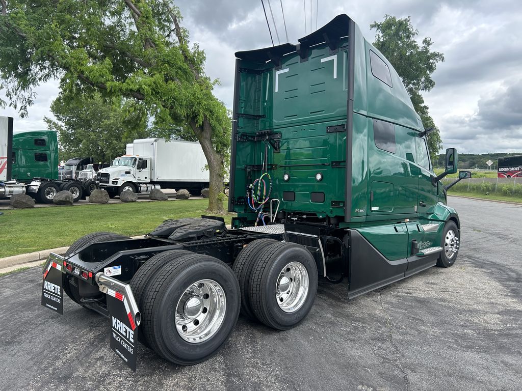 Slide images of 2025 VOLVO VNL64T860