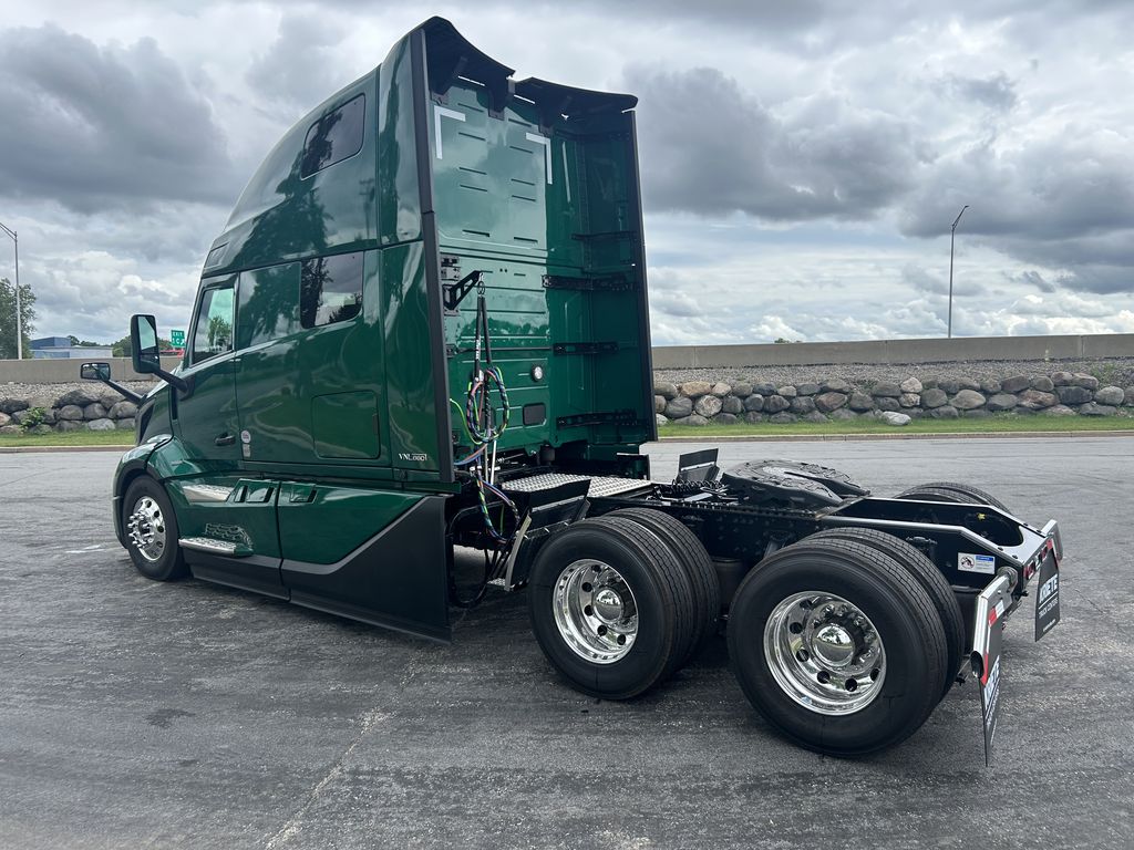 Slide images of 2025 VOLVO VNL64T860
