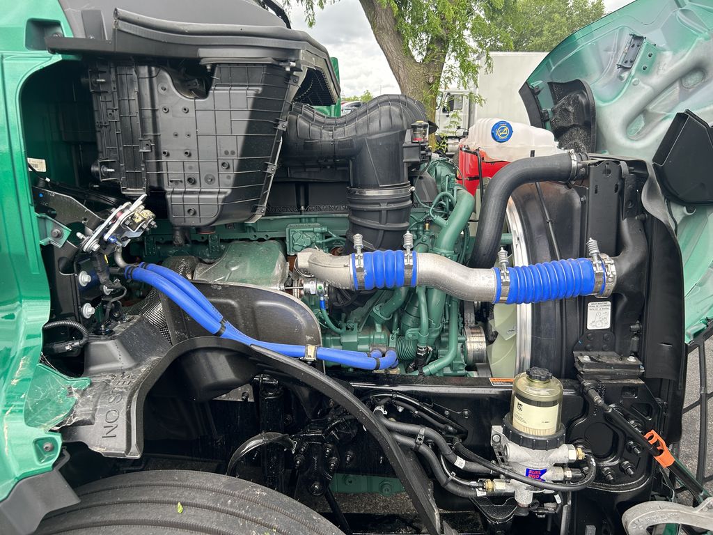 Slide images of 2025 VOLVO VNL64T860