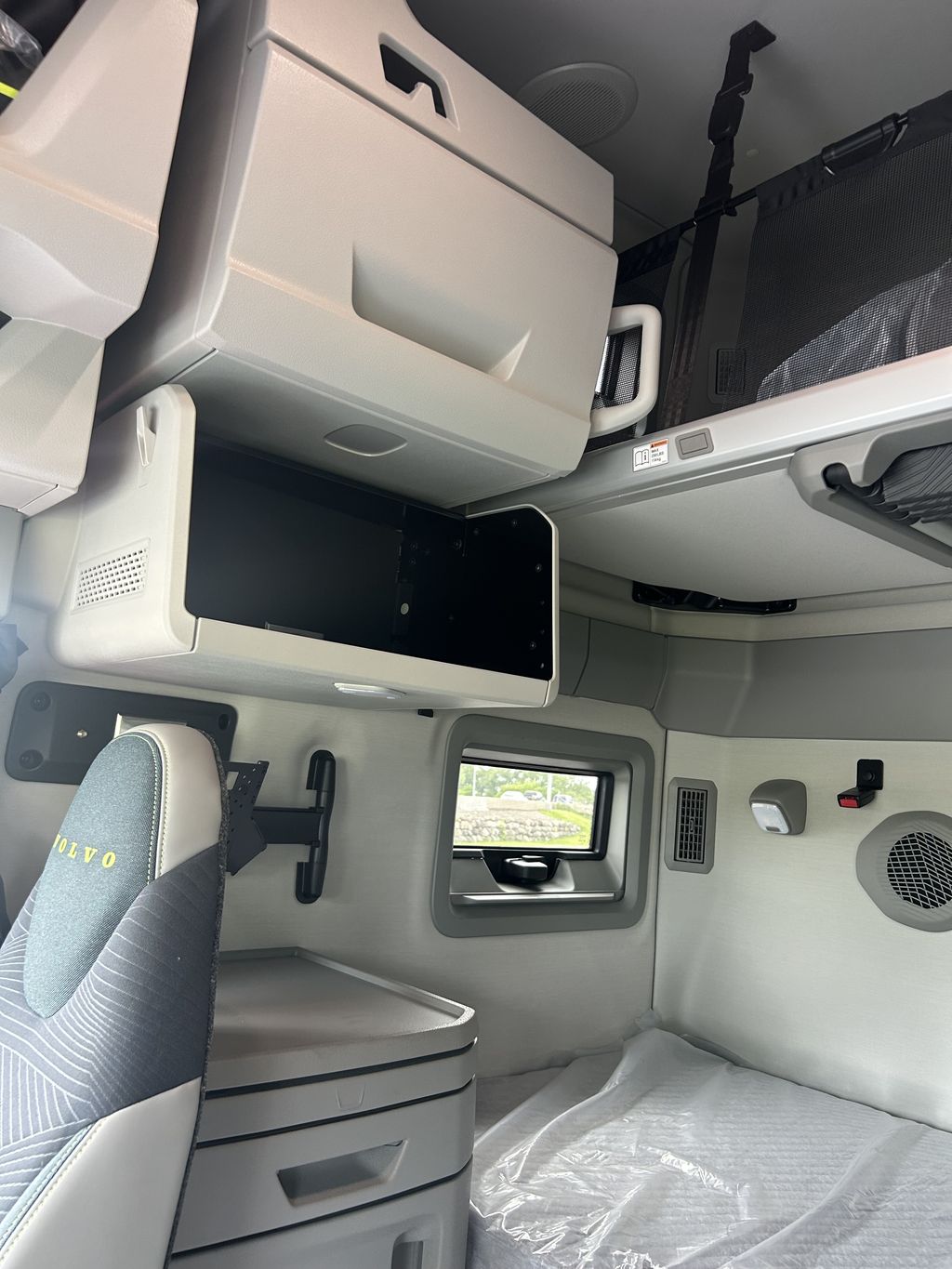 Slide images of 2025 VOLVO VNL64T860