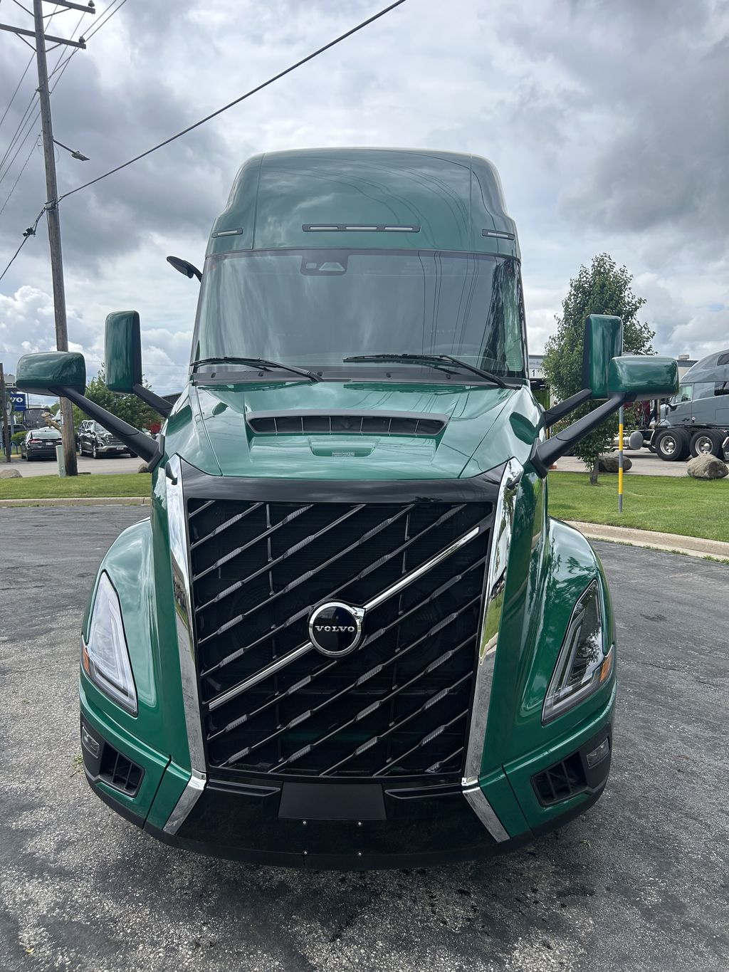 Slide images of 2025 VOLVO VNL64T860
